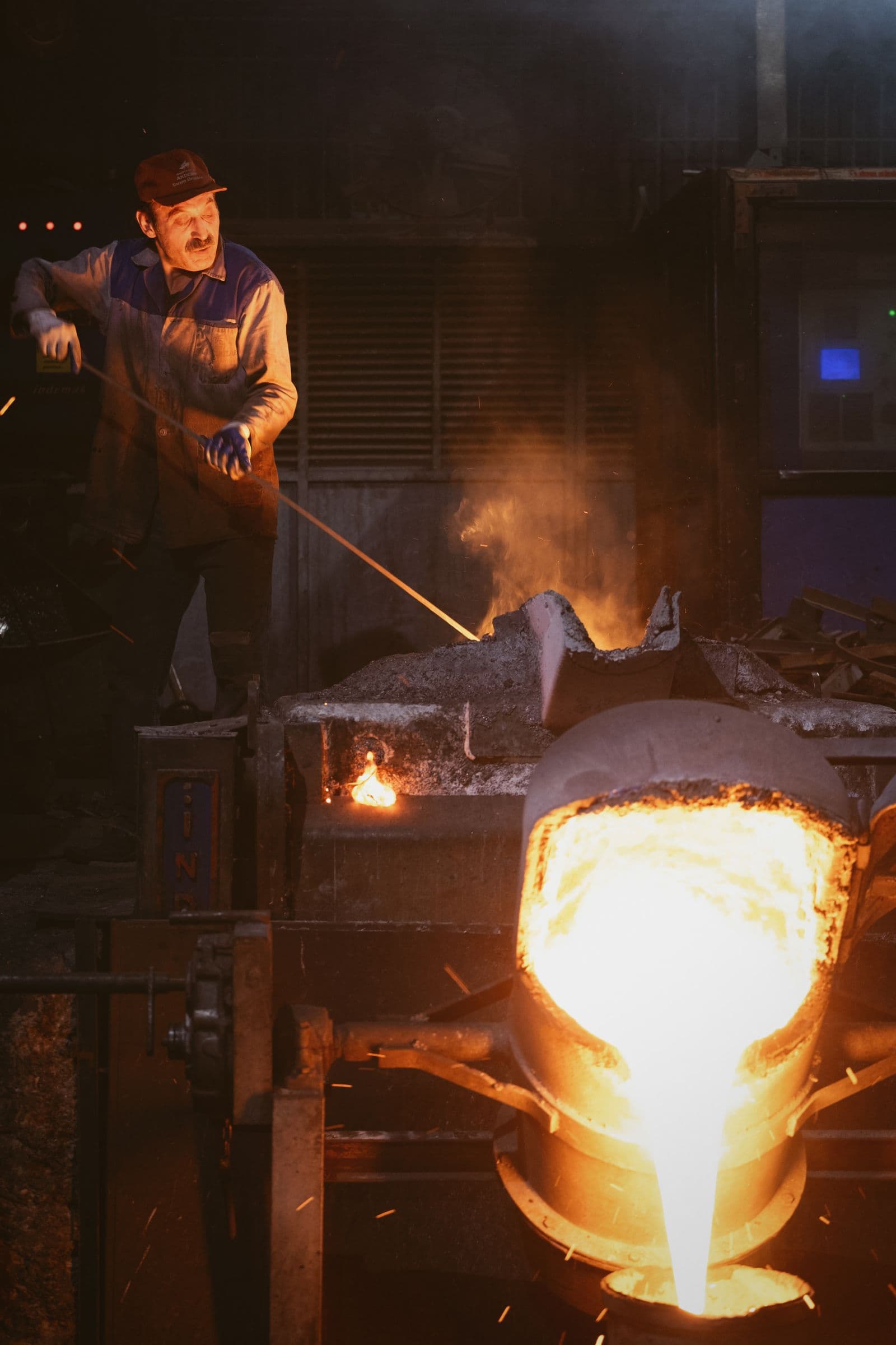 Grey-iron pour from an induction furnace lined with silica ramming mass